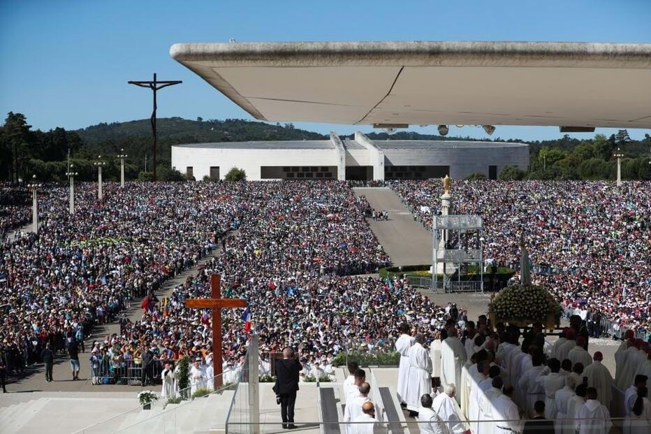 As imagens de Fátima repleta de fiéis na Procissão do Adeus a Nossa Senhora