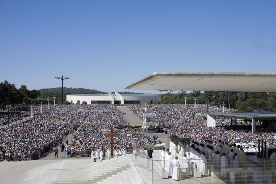 As imagens de Fátima repleta de fiéis na Procissão do Adeus a Nossa Senhora