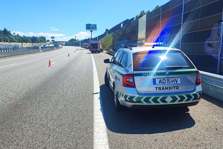 Colisão entre dois carros em Santa Maria da Feira 