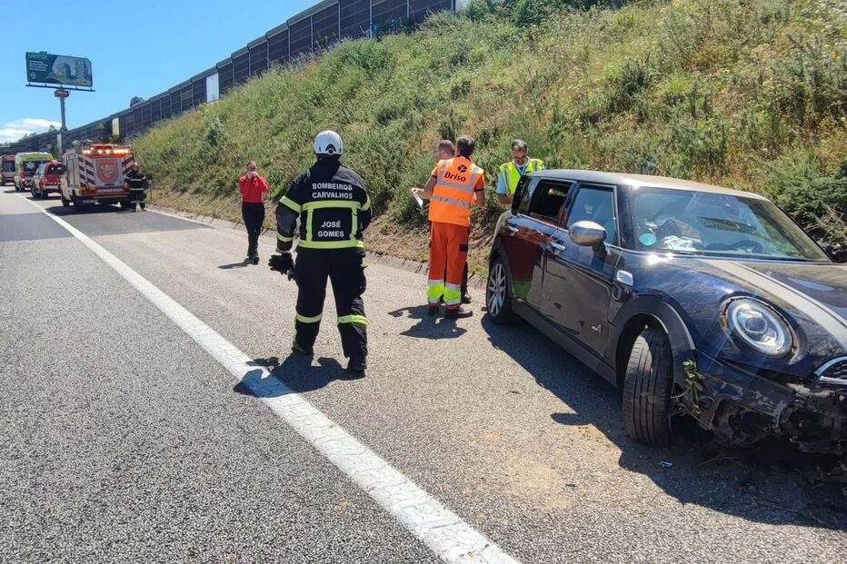 Colisão entre dois carros em Santa Maria da Feira 