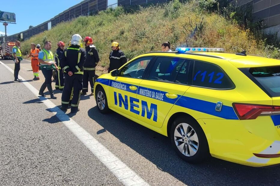 Colisão entre dois carros em Santa Maria da Feira 