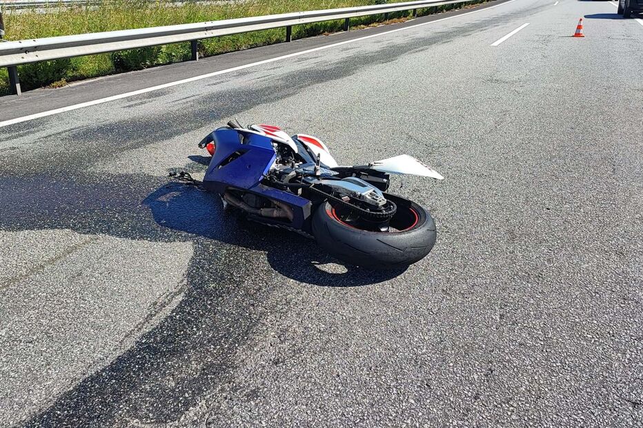 Homem de 36 anos morre em colisão entre duas motas e carro na A3 em Valença 