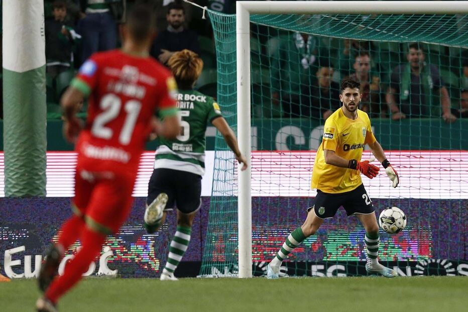 Paulinho a guarda-redes