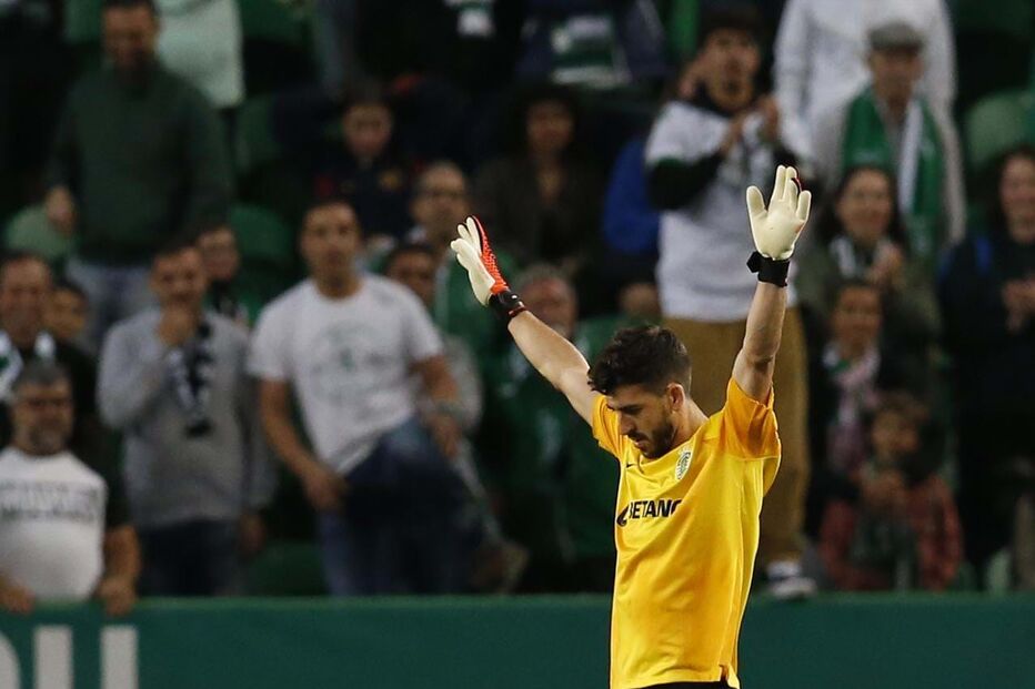 Paulinho a guarda-redes