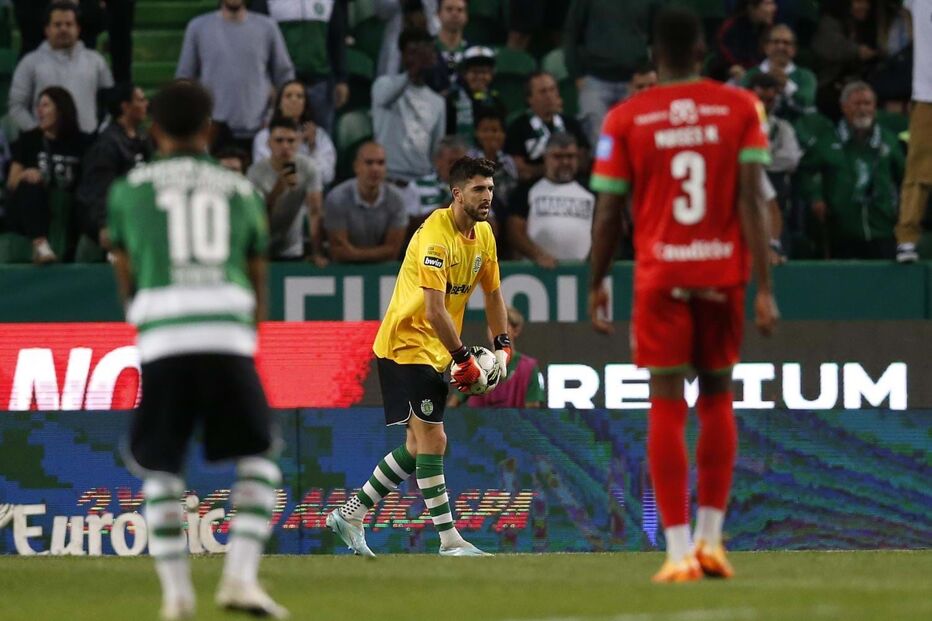 Paulinho a guarda-redes