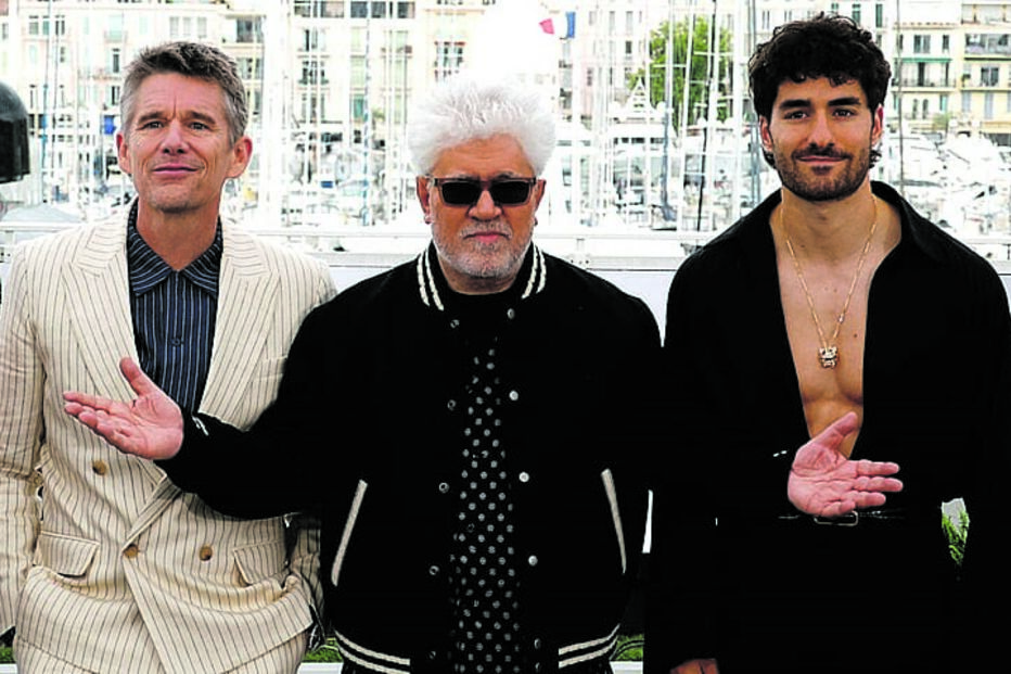 O ator português José Condessa (à direita) com o realizador espanhol Pedro Almodóvar e Ethan Hawke