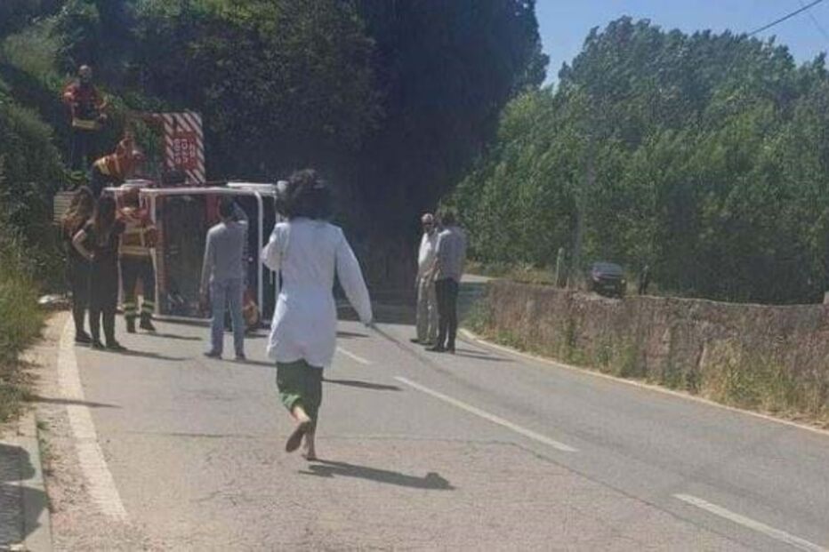 Bombeiros ficam feridos em despiste de carro