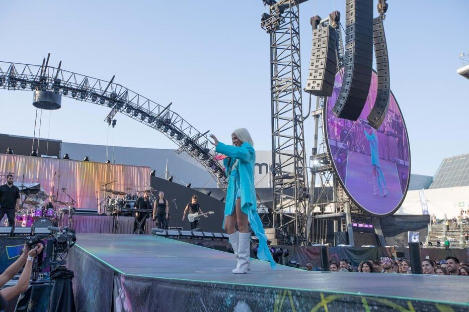 Bárbara Bandeira subiu ao palco para cantar cinco temas