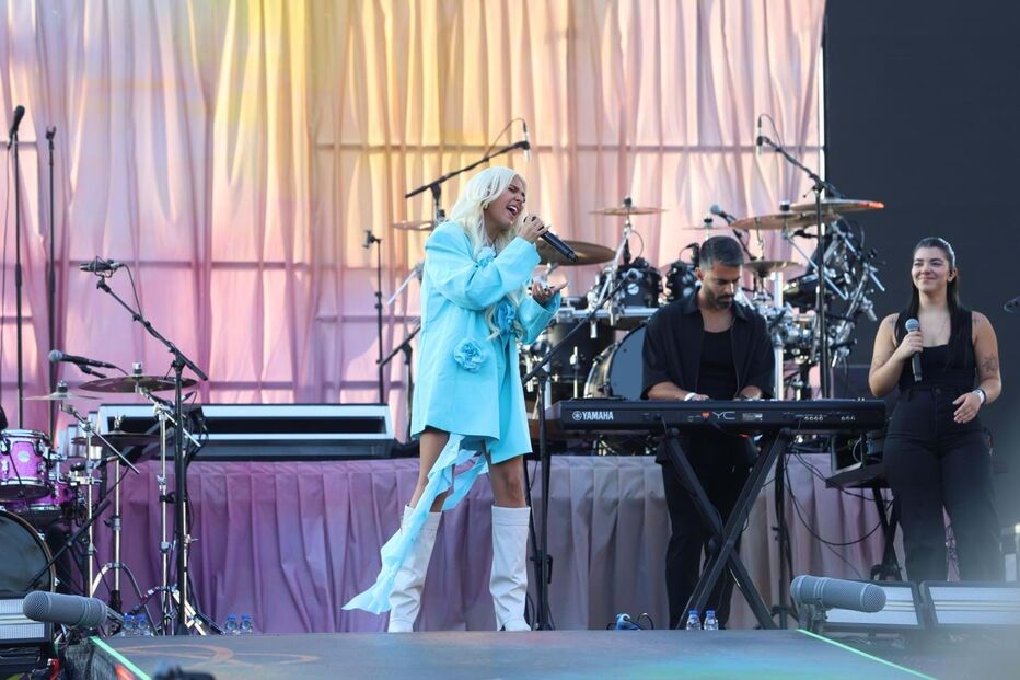 Bárbara Bandeira subiu ao palco para cantar cinco temas
