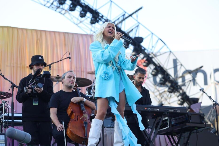 Bárbara Bandeira subiu ao palco para cantar cinco temas