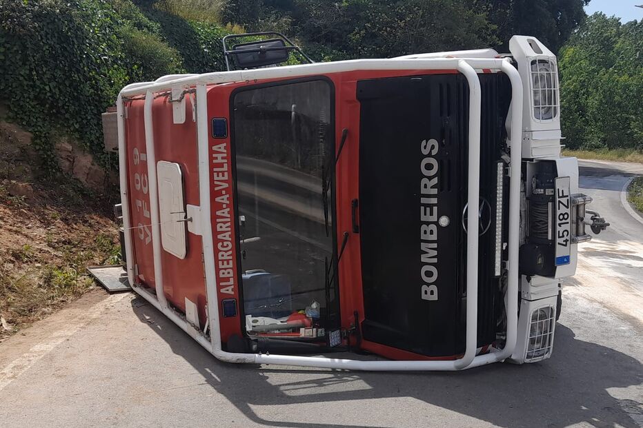 Camião dos bombeiros capotou lateralmente 