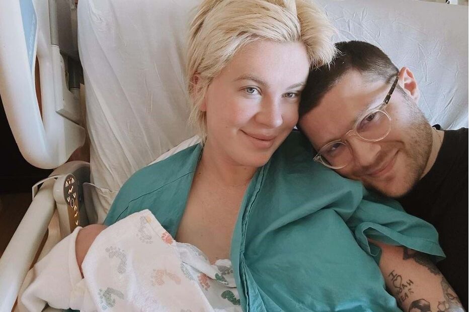 Ireland Baldwin com o namorado e a filha