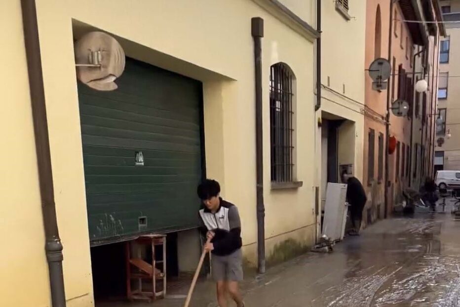 Yuki Tsunoda e colegas de equipa ajudam na limpeza de Faenza