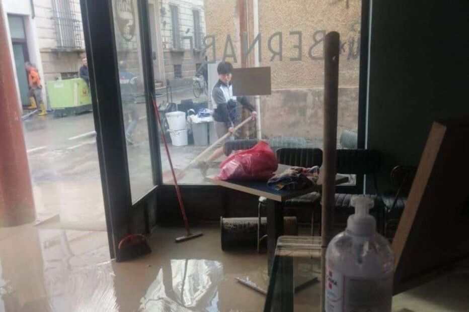 Yuki Tsunoda e colegas de equipa ajudam na limpeza de Faenza