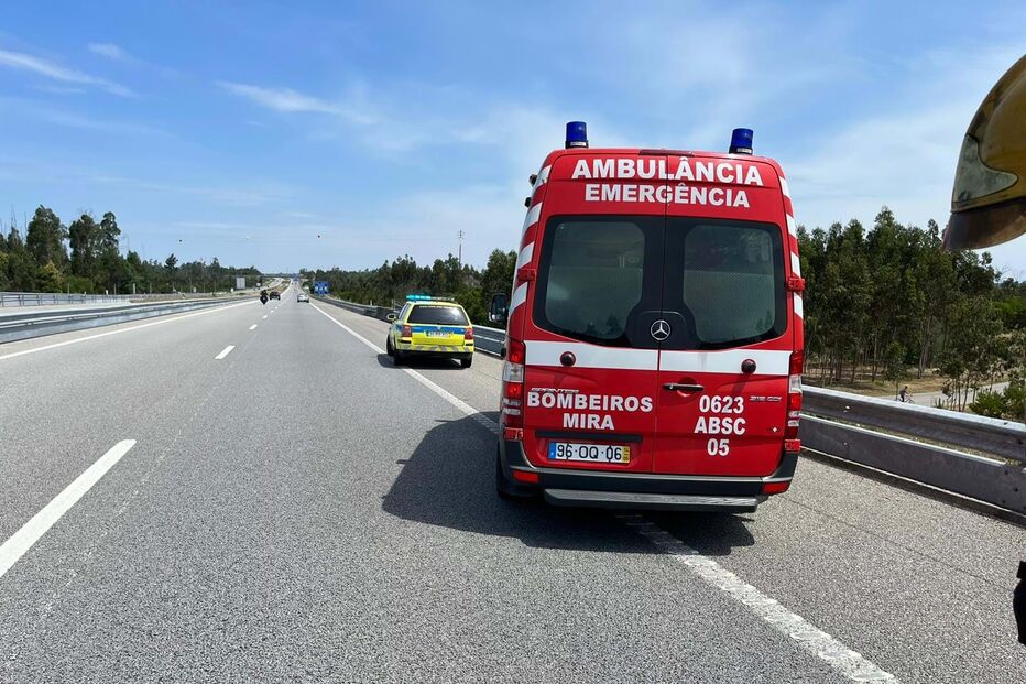 Motociclista ferido após colisão entre mota e carro em Coimbra
