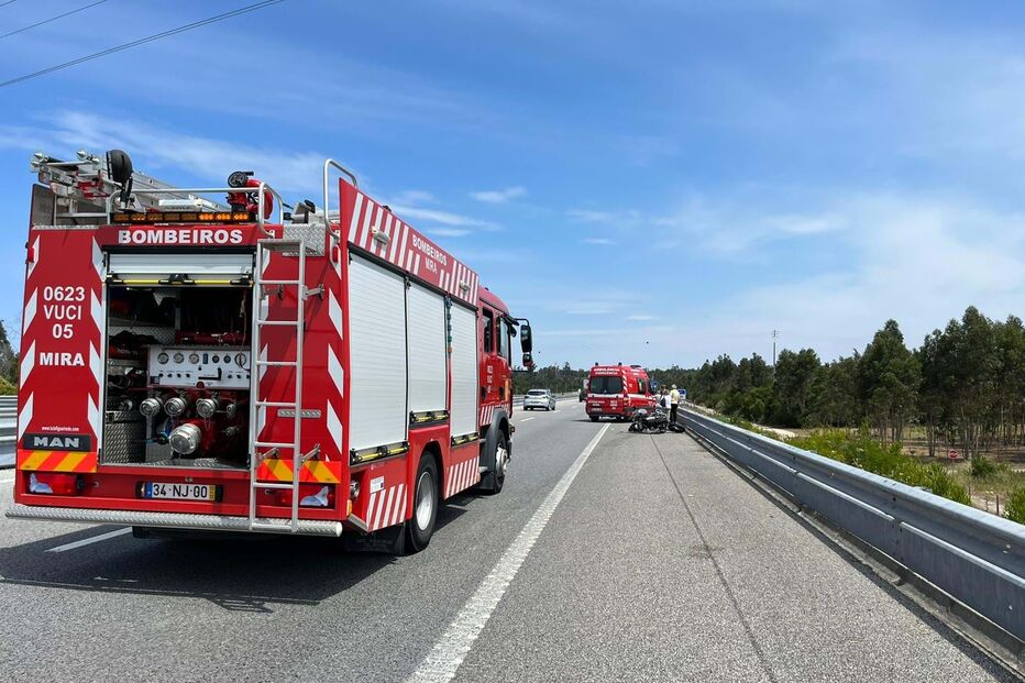 Motociclista ferido após colisão entre mota e carro em Coimbra