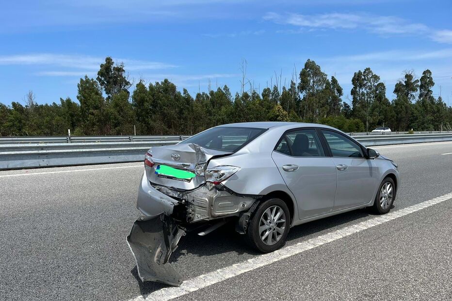 Motociclista ferido após colisão entre mota e carro em Coimbra