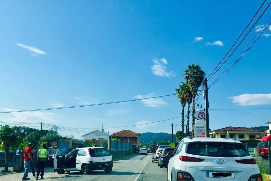 Motociclista de 25 anos fica em estado grave após colisão com carro em Vila Verde