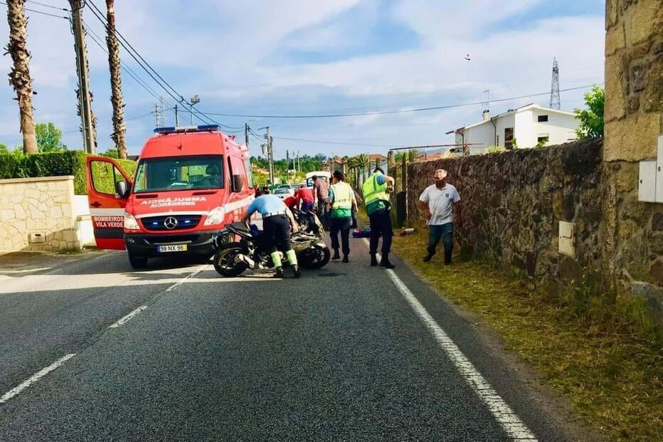 Motociclista de 25 anos fica em estado grave após colisão com carro em Vila Verde