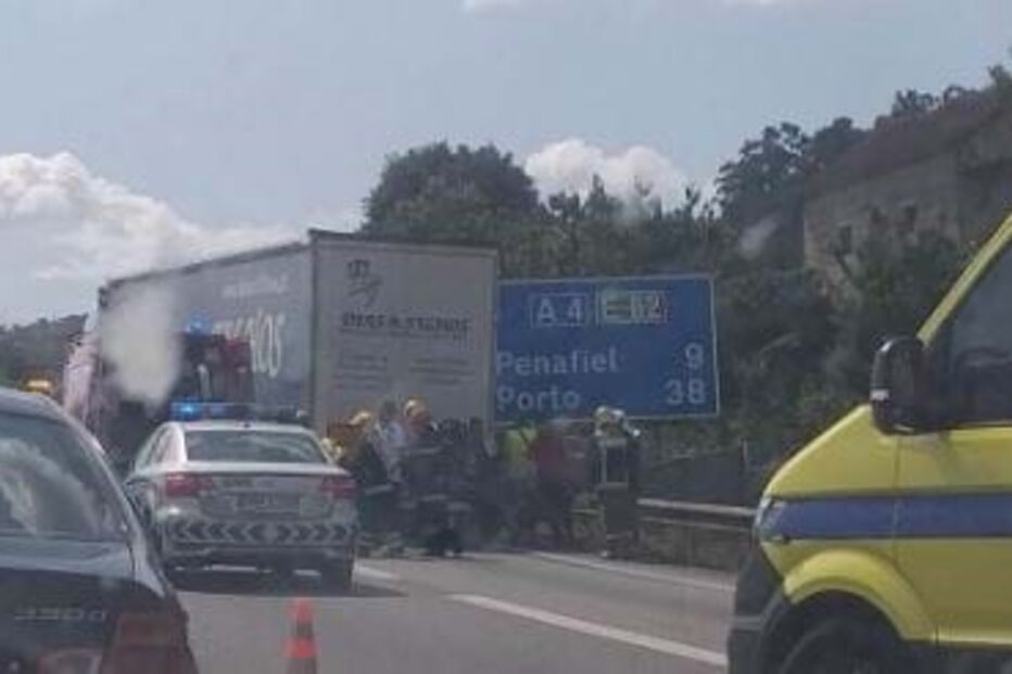 Quatro feridos em acidente entre um camião e dois carros em Penafiel