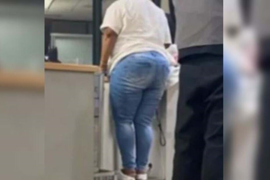 Mulher pesa-se em balança de bagaens antes do voo