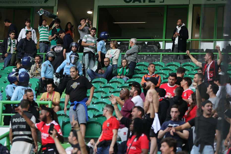 Adeptos do Benfica em Alvalae