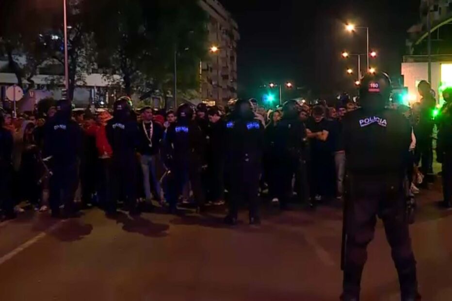 Claque do Benfica abandona o Estádio José Alvalade
