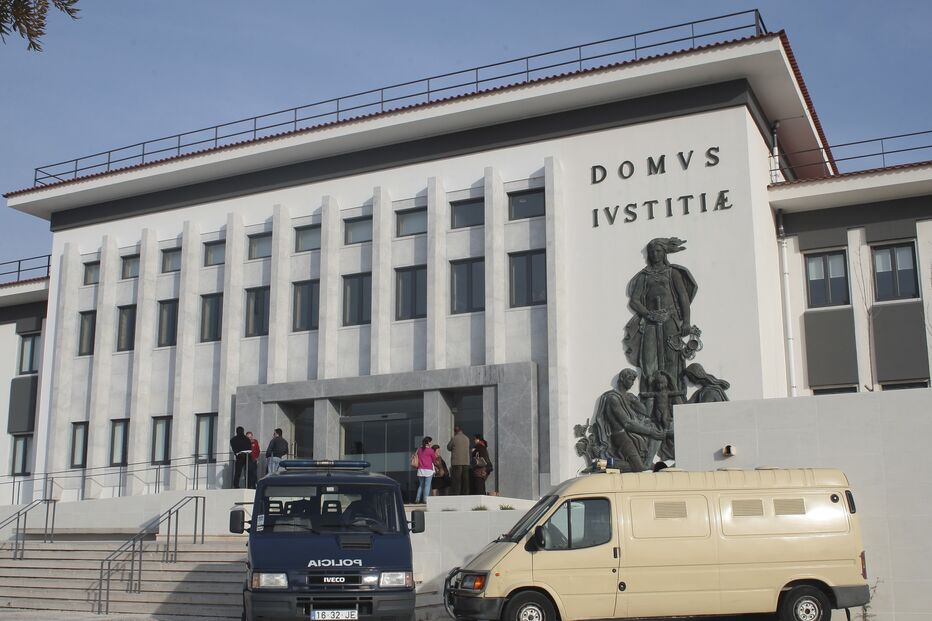 Camionista condenado por ameaçar e perseguir ex-amante em Rio Maior