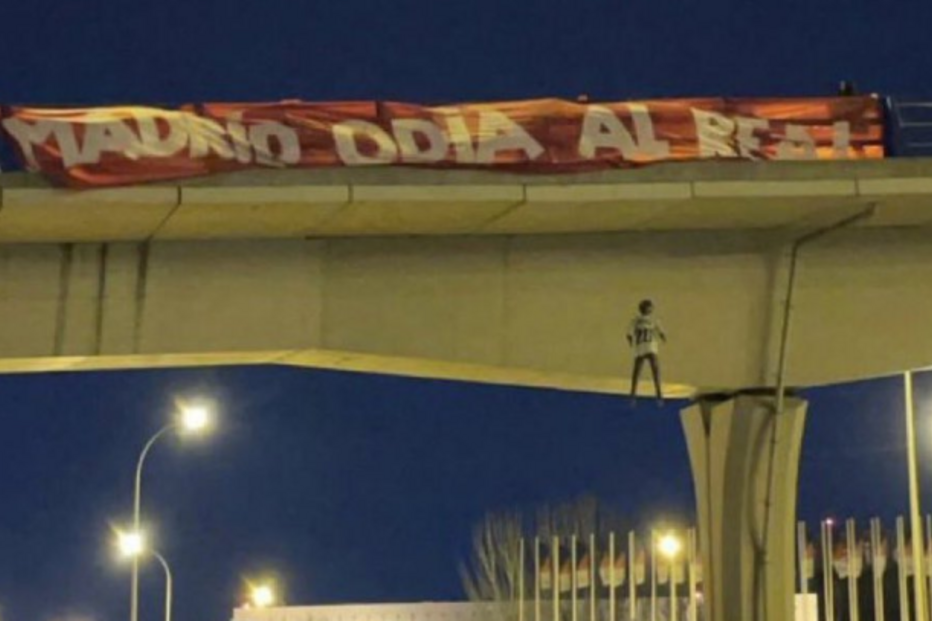 Boneco com a camisola do futebolista brasileiro Vinícius Júnior pendurado em ponte 