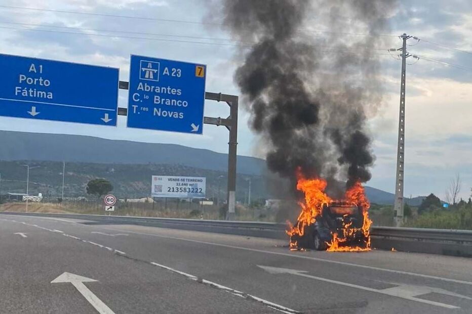 Carro destruído pelas chamas na A1 junto à saída de Torres Novas
