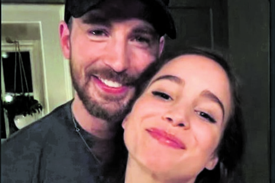 Alba Baptista e Chris Evans