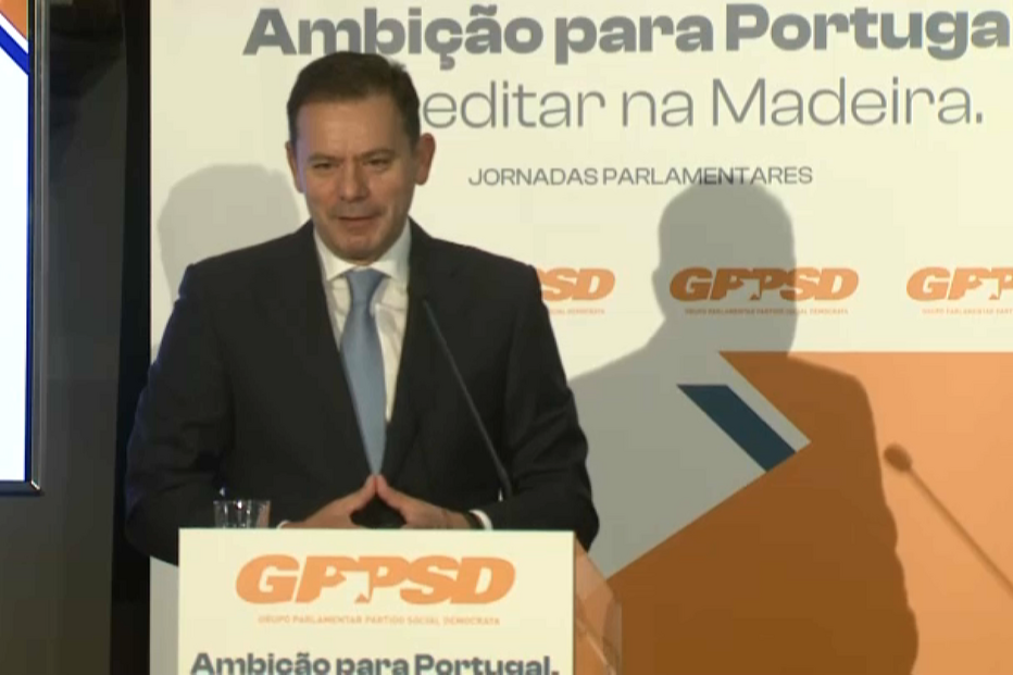 Luís Montenegro avisa António Costa de que “o poder não é eterno”