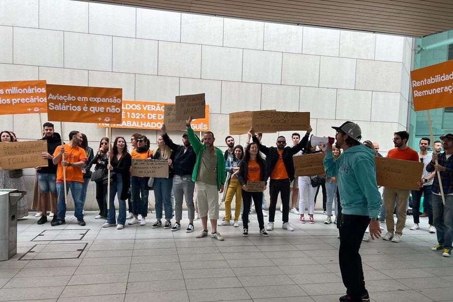 Tripulantes de cabine da easyjet concentram-se no aeroporto de Lisboa 