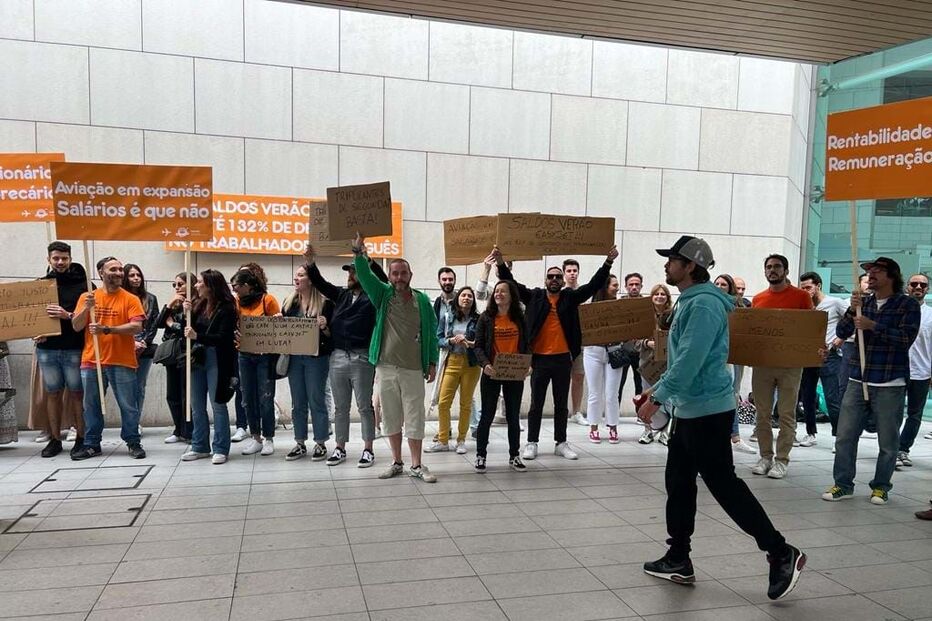 Tripulantes de cabine da easyjet concentram-se no aeroporto de Lisboa 