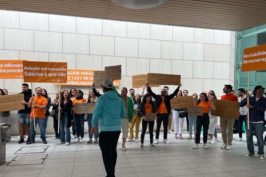 Tripulantes de cabine da easyjet concentram-se no aeroporto de Lisboa 