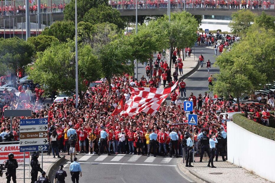 Adeptos do benfica no jogo da última jornada frente ao Santa Clara