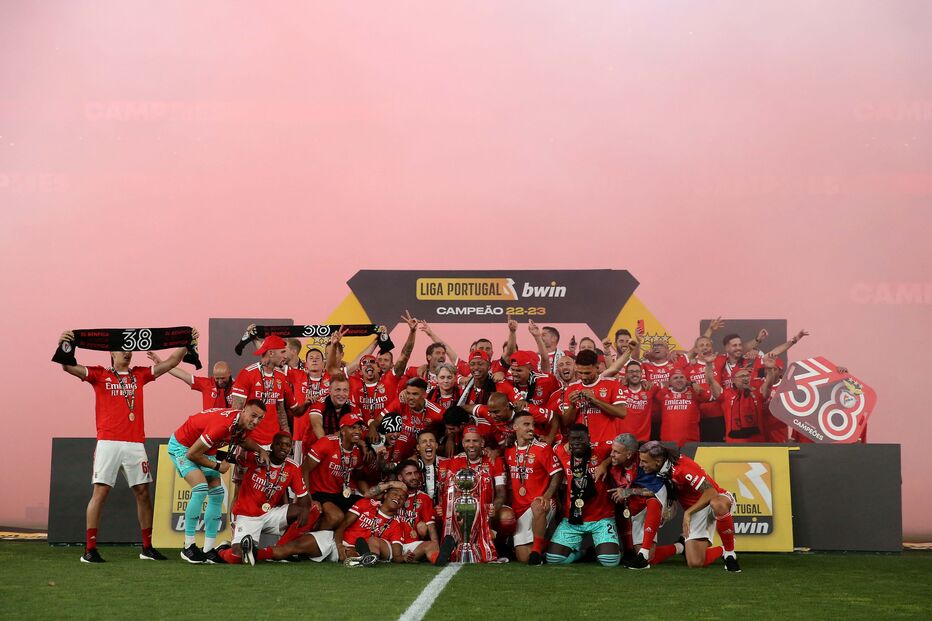 Equipa do Benfica recebe o troféu do campeonato nacional