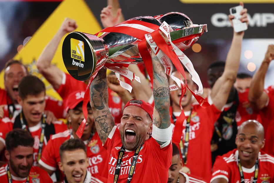 Jogadores do Benfica levantam a taça de campeão nacional