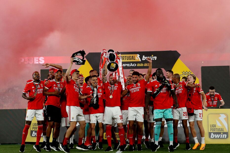 Jogadores do Benfica levantam a taça de campeão nacional