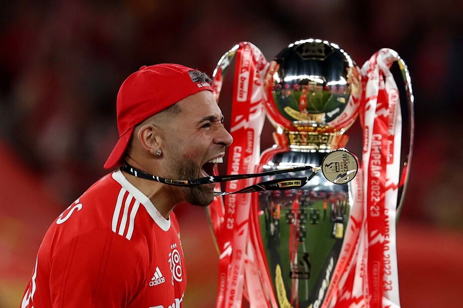 Nicolas Otamendi  beija troféu de campeão nacional