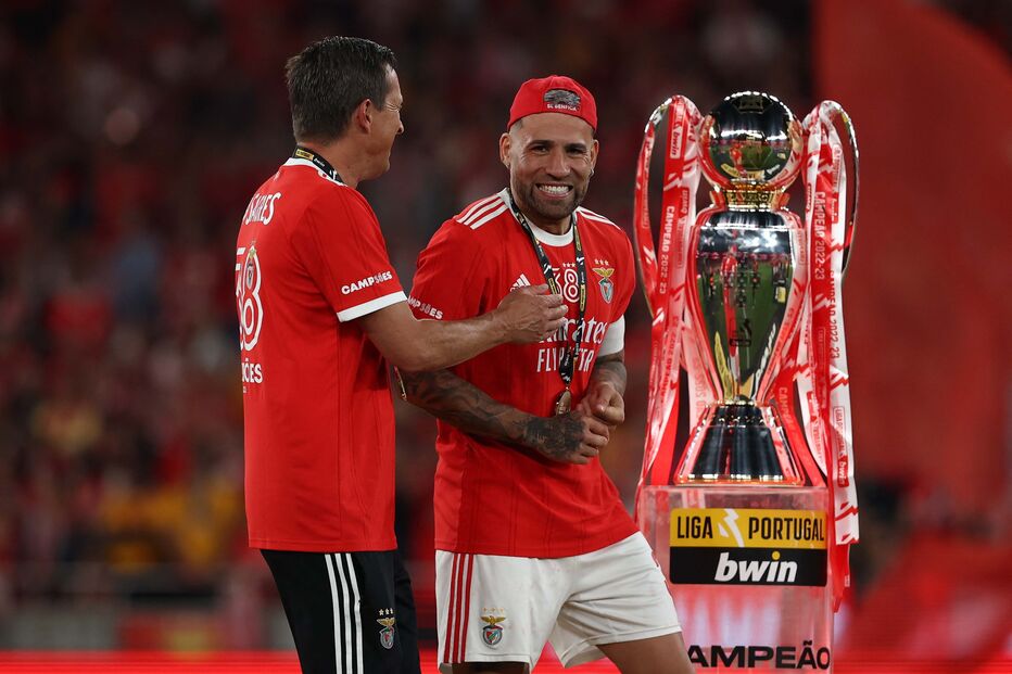 Nicolas Otamendi e Roger Roger Schmidt com o troféu do título