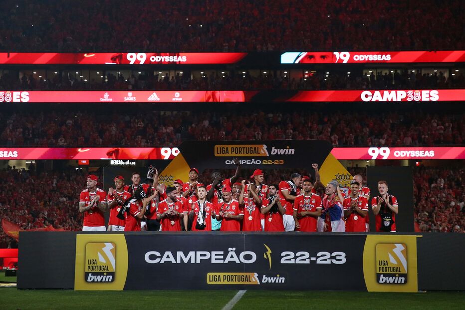 Equipa do Benfica recebe o troféu do campeonato nacional	
