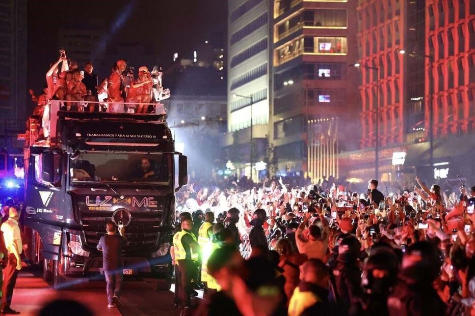 Equipa do Benfica já está no Marquês. Multidão recebe o campeão