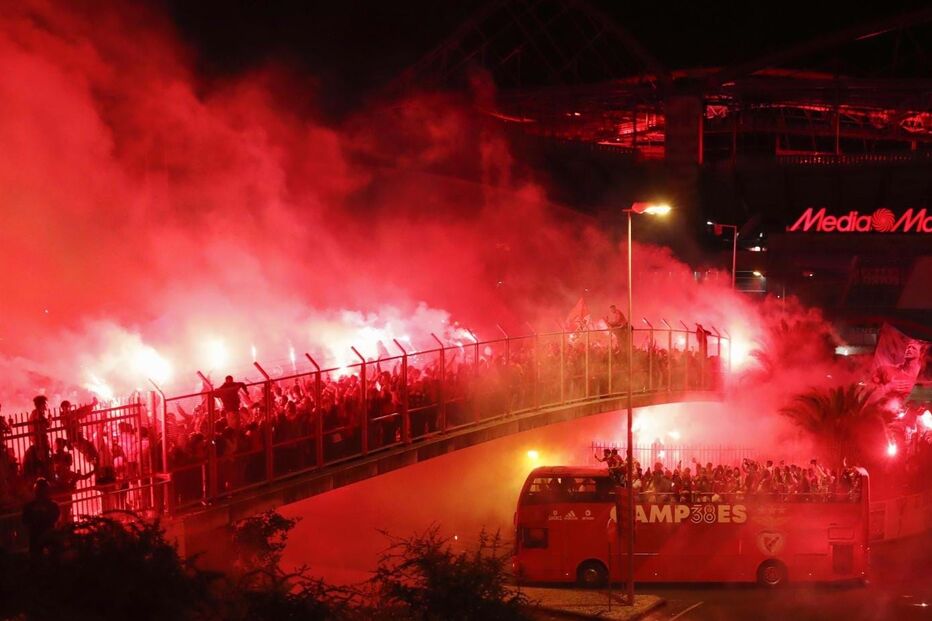 Autocarro do Benfica sai do estádio rumo ao Marquês