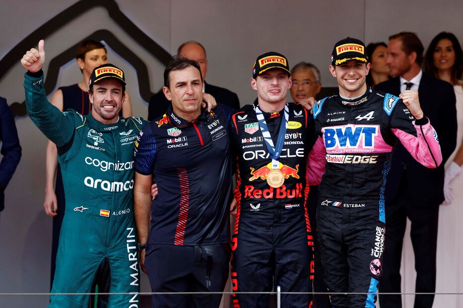 Max Verstappen celebra no pódio depois de vencer GP do Mónaco 