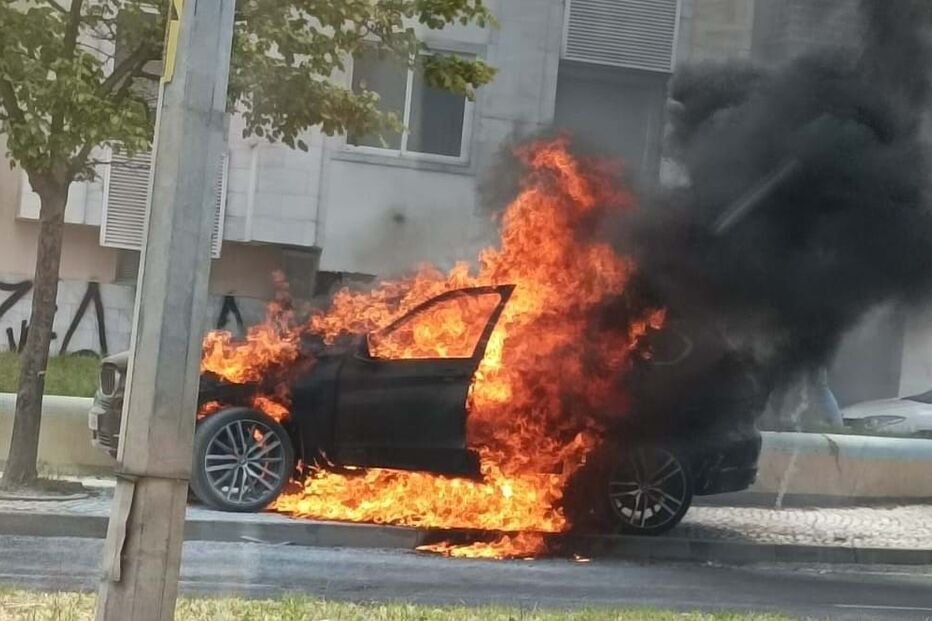 Carro a arder em Almada