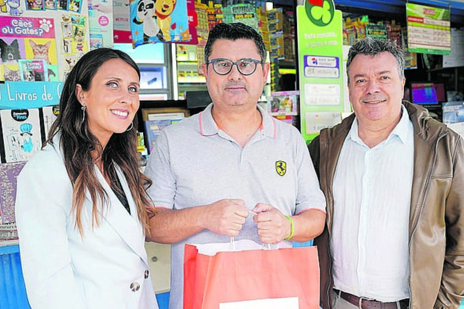 O diretor-geral editorial adjunto e a jornalista no quiosque Avenida, em Santarém