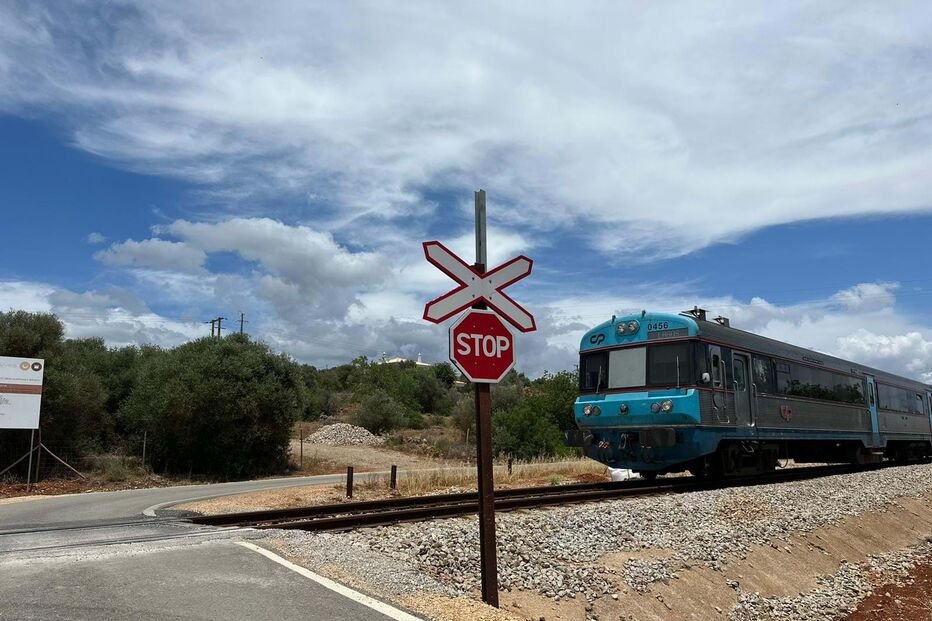 Camião atingido por comboio em Silves 