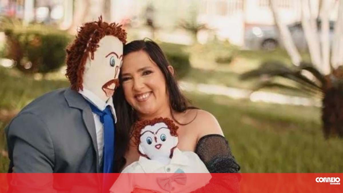 Mulher casada com boneco de trapos diz que marido a traiu e tira-lhe o pénis - Insólitos