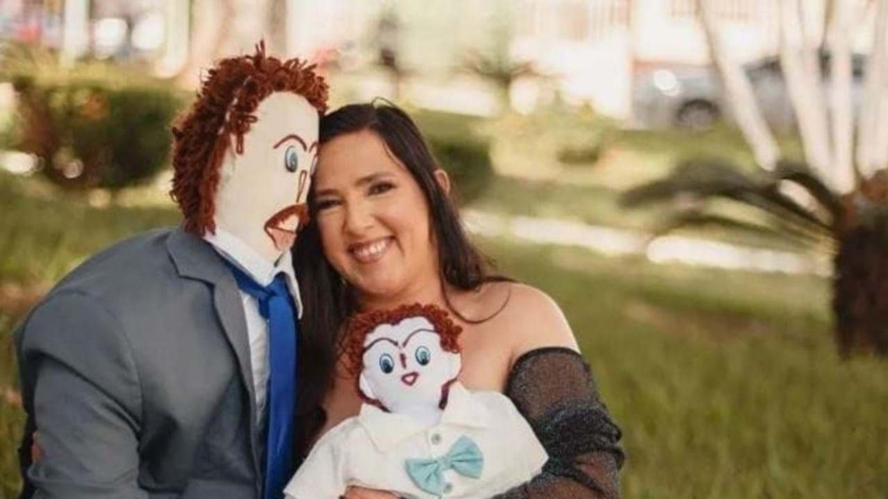 Mulher casada com boneco de trapos diz que marido a traiu e tira-lhe o pénis - Insólitos